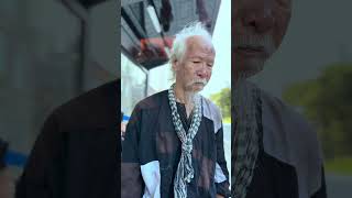 Brave homeless old man catches thief KINDNESS MAN kindness homeless goodperson help oldman [upl. by Ludvig]