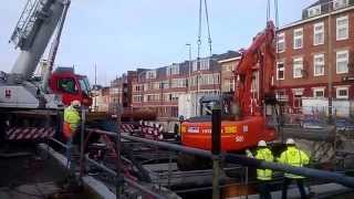 Telekraan hijst zware hydraulische sloopkraan in de spoortunnel van Delft [upl. by Akemehc]