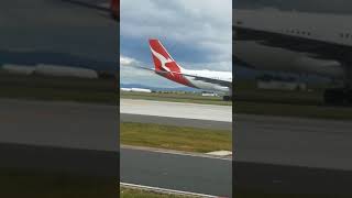 Qantas 777 taxiing to gate after landing shorts [upl. by Johannah]