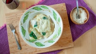 Selbstgemachte Ravioli mit Birne und Gorgonzola [upl. by Naujud399]