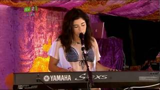 Marina and the Diamonds  Obsessions Live acoustic Isle Of Wight Festival  Intro 11062010 [upl. by Nnaul646]