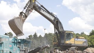 Volvo EC 460 C mit Oil Quick beschickt Powerscreen Brecher I Plannerer  Das Abbruchunternehmen [upl. by Leroi]