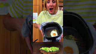 Avocado toast in de airfryer met gebakken korianderpesto eitje 🥑🍳  Sofie Dumont [upl. by Drona675]