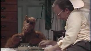 ALF Puzzle  Frisbee quotGestatten mein Name ist Schlegelquot beste Szenen [upl. by Amme]