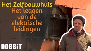 Het Zelfbouwhuis – Het leggen van de elektrische leidingen [upl. by Sennahoj]