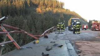 TitiseeNeustadt  B31  Glätteunfall auf Gutachtalbrücke 40Tonner durchbricht Leitplanke [upl. by Reiter88]