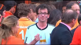 Tom kijkt Ned elftal in Duitsland shirt [upl. by Ydnerb]