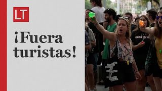 quot¡Váyanse a sus casasquot Españoles protestan contra turistas en Barcelona [upl. by Boatwright]