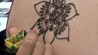 How to Tattoo the back of the shoulders with Henna [upl. by Leonid]