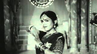 Ratra Ashi Sajali  Patalin  Asha Bhosle  Ashok Saraf  Marathi Movie Song [upl. by Dorry529]