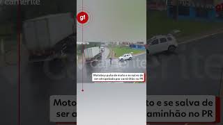 Motoboy pula de moto e se salva de ser atropelado por caminhão no Paraná [upl. by Rust]