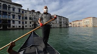 Venedig Erste Gondoliere wagen sich auch ohne Touristen wieder aufs Wasser [upl. by Attenyt]