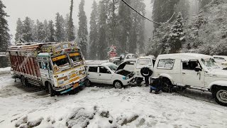 HEAVY SNOWFALL IN NARKANDA  CARS SLIDING ON ROAD  NARKANDA  SHIMLA HIGHWAY LIVE UPDATE [upl. by Atselec]