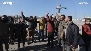 Siria i ribelli jihadisti festeggiano per le strade di Aleppo [upl. by Ottinger]