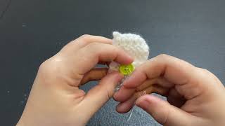 Tutorial Como coser botones en tejidos a crochet [upl. by Assirral442]