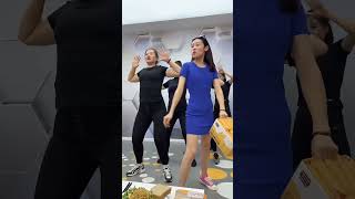 Enjoy a fun workout while eating delicious whole grain bread The fun of dieting dance diet [upl. by Odlabu]