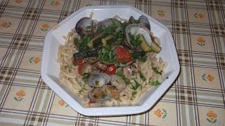 strozzapreti fatti in casa con vongole e zucchine [upl. by Leahcimed]