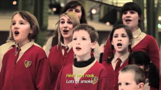 Kinderkoor zingt aangepaste kerstliederen in winkelcentrum voor Opvoedingslijn [upl. by Ringe805]