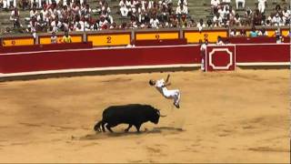 SPAIN  Pamplona Fiesta de San Fermin  Recortes Bullleaping パンプローナの牛追い祭 レコルテス（ブル・リーピング） [upl. by Nolava]