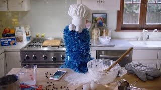 El monstruo de las galletas protagoniza el último spot de Apple [upl. by Tdnerb154]