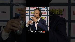 Roger Rönnberg gillar inte dessa korkar😂 Frölunda FrölundaHC SHL [upl. by Ardnaed]