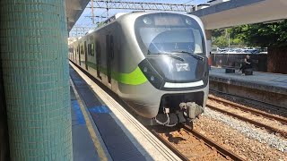 4022次鶯歌發車開往蘇澳新的通勤超優質銀綠色微笑號EMU900型十輛一編組EMU937區間快車，4811次菁桐發車開往海科館的DRC1023DRC1025DRC1035三節DRC原色柴油客車 [upl. by Ahsonek]