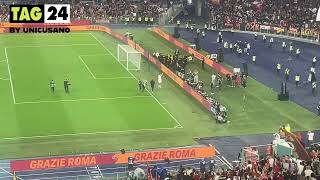 Roma  Genoa 10 Kevin Strootman sotto la Curva Sud riceve l’abbraccio dei tifosi giallorossi [upl. by Ameehs598]