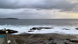 Waves on the rocks at Dee Why Cloudy sky Looking towards Long Reef [upl. by Amary]