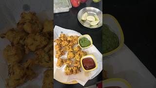 Moong dal ke pakode दिल्ली के फेमस राम लड्डू 😋❤️ [upl. by Yrret]