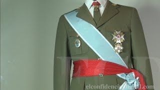 Éste es el uniforme que lución don Juan Carlos en la proclamación como rey [upl. by Hnil]