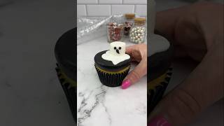 Boo 👻 details in comments 👻 cupcake cakedbyrach halloweencake cake cakeart shortsfeed cute [upl. by Enicul]