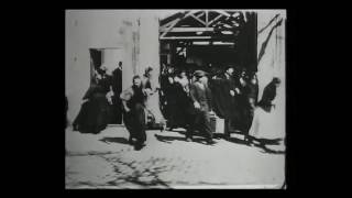 La Sortie de lUsine Lumière à Lyon le Premier Film 1895 La salida de la fábrica  Lumière [upl. by Haimorej]