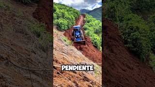 Este Operador Usa un Tractor para Crear Rutas en Terrenos Imposibles 🚜 [upl. by Etterrag547]