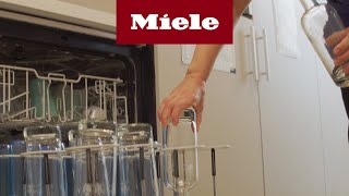 Sicheres Spülen von Trinkflaschen  Miele Professional [upl. by Jaclyn]