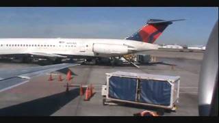 A Flight from Atlanta to Gulfport MIss on the MD88 Dec 2011 Part 1 of 2 [upl. by Berkin]