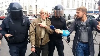 La police arrête un manifestant à SaintPétersbourg [upl. by Elihu541]