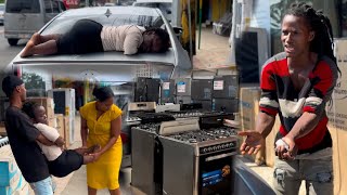 Trabajadora en electrodomésticos se duerme en el trabajo y los compañeros la suben en un auto [upl. by Adnolrehs]