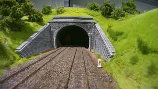 Modellbundesbahn in Brakel ModelleisenbahnFührerstandsmitfahrt über die Spur H0 Anlage von Pennula [upl. by Ennywg]