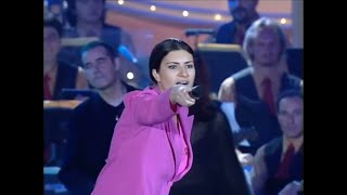 Laura Pausini  UnEmergenza DAmore  Un disco per lestate 1999 HD [upl. by Nahtnahoj]