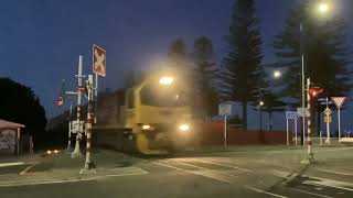 DL’S 9354 amp 9037 on Train 627 at Ellison Street in Napier [upl. by Minardi]