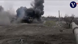 Desde el interior de un tanque ruso atacado por artillería ucraniana en el Donbass [upl. by Assereht]