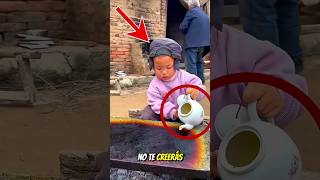 Increíble 😮 Un niño de 2 años cocinando en horno de piedra ❤️ [upl. by Idnaj]