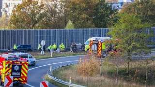 Bil endte på siden på afkørsel i Roskilde 261024 [upl. by Kalle]