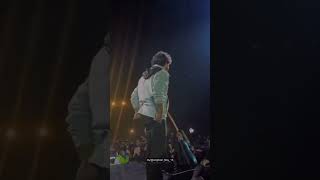 Le lo Autograph ✍️ 🤣 arijitsingh arijitsinghlive concert arijitsinghsongs love [upl. by Kire]