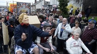 Des opposants à la quotDame de ferquot tournent le dos à son cercueil au passage du convoi funéraire [upl. by Inihor386]