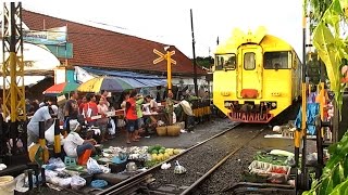 Kereta Api di Pasar Waru 1 [upl. by Amaras]