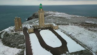 En Bretagne le phare du cap Fréhel recouvert de neige  AFP Images [upl. by Fauver]