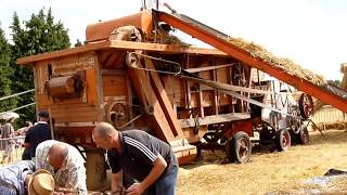 battage à lancienne tracteur Someca batteuse Merlin et presse [upl. by Nalyad]