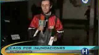 Reportero cae en charco [upl. by Roley]