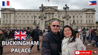 Buckingham palace in London The changing of the Guards La relève de la garde à Buckingham Palace [upl. by Rehpretsirhc]